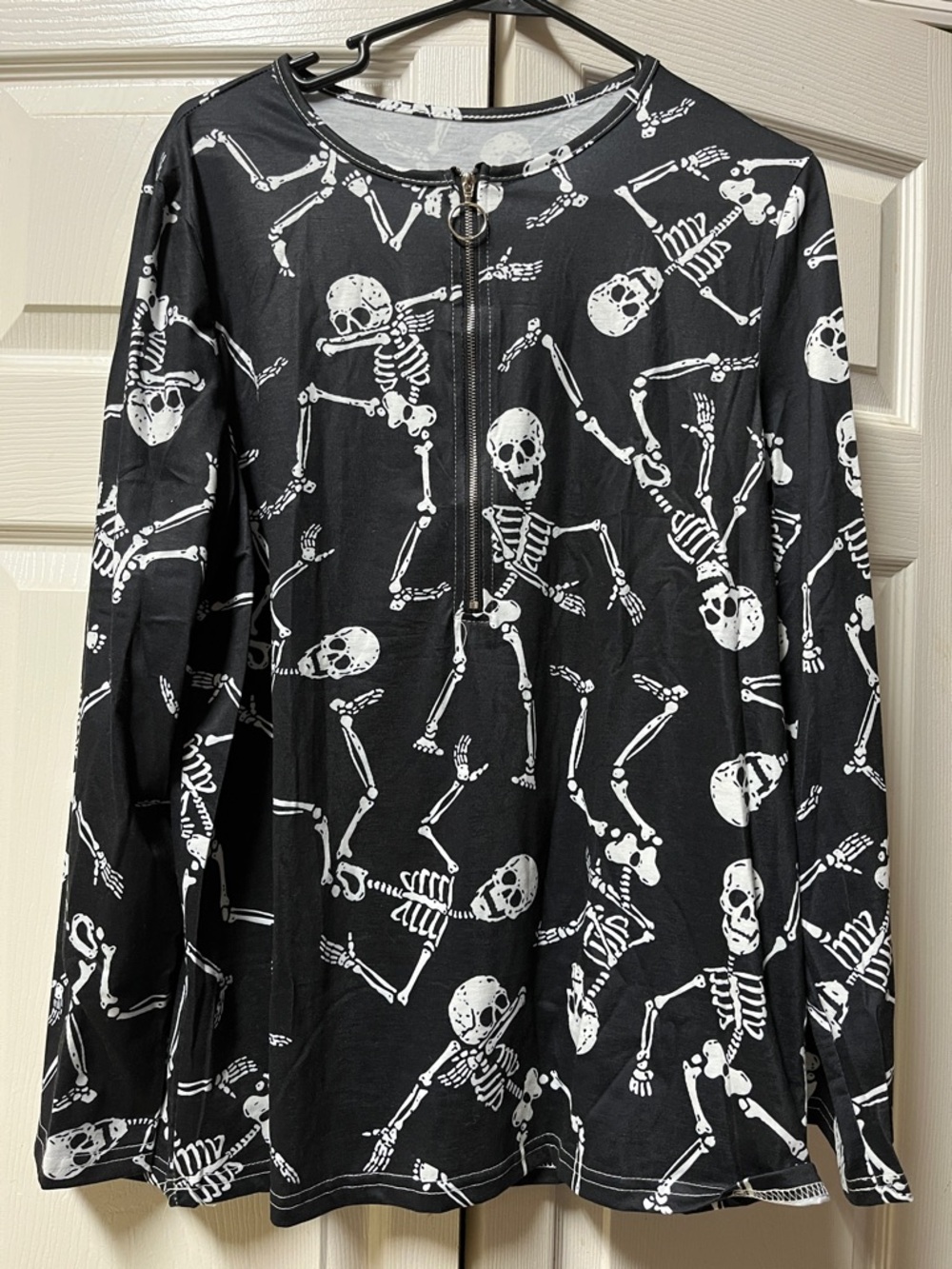 Women’s gothic inspired skull print Black Long Sleeve half zipper tshirt. Large